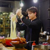 🇯🇵L’Aligot Marie de Livinhac s’exporte jusqu’au Japon !
Une soirée incroyable à l’autre bout du monde, mais toujours avec un bout d’Aveyron dans l’assiette !
L’avantage de l’aligot lyophilisé Marie de Livinhac ? Il s’emporte partout et reste toujours aussi filant et gourmand 🧀
誰か aligot を試してみる ?
#aligot #mariedelivinhac #aveyron #japan