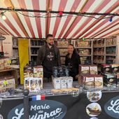 🇫🇷 Trois jours de pur terroir au Marché des Pays de l’Aveyron à Paris !
Quel week-end ! Trois jours intenses, rythmés par les rencontres, les échanges et surtout la gourmandise.
Un grand merci à tous ceux qui sont venus nous voir, goûter nos spécialités, discuter, partager un sourire ou repartir les bras chargés de bons produits de chez nous !
Cette année, nos fromages sublimés Croq & Craq ont fait parler d’eux et on doit avouer qu’ils ont eu beaucoup de succès 🧀
Merci pour votre accueil, votre bonne humeur et votre fidélité !
À l’année prochaine ! ❤️
#aveyron #marchedespaysdelaveyron #mariedelivinhac #croqetcraq #terroir