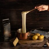 Quand le froid s’installe, rien de mieux qu’un bon plat d’Aligot d’Aveyron pour se réchauffer. Ce mélange onctueux de pommes de terre et de tome fraîche est l’essence même du plat réconfortant hivernal.Parfait pour un repas convivial en famille ou entre amis.
Testez notre version lyophilisée, pour un aligot filant et gourmand, prêt en 5 minutes.🧀🥔
#aligot #aveyron #mariedelivinhac