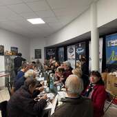 L’histoire s’écrit au présent chez Marie de Livinhac ! 🐟🥔
Il y a 34 ans, la presse saluait déjà notre estofinade. Ce 24 février, nous avons partagé cet héritage avec 25 membres de la Confrérie de l’Estofinade dans notre usine de Decazeville.
Au programme : découverte de notre savoir-faire, de notre maîtrise de la lyophilisation et présentation de notre nouvelle recette « Outdoor » élaborée avec @aymericpataud.fr . Une version nomade où il suffit d’ajouter de l’eau chaude pour savourer l’Aveyron partout, même en pleine nature ! 🏔️
✨Une rencontre marquée par la bienveillance et la passion. Un grand merci à la Confrérie pour ces échanges précieux qui nous poussent à innover sans jamais trahir nos racines.
Rendez-vous ce dimanche pour la grande soirée annuelle de la Confrérie. Ensemble, faisons rayonner notre patrimoine ! 🍽️